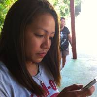 hi te gen busy with her phone char haha