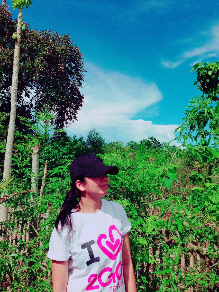 I heart 2GO, white shirt, black hat, blogger pose, looking somwhere, beautiful nature background, nature lover