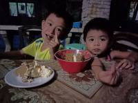 Kiddos eating cake