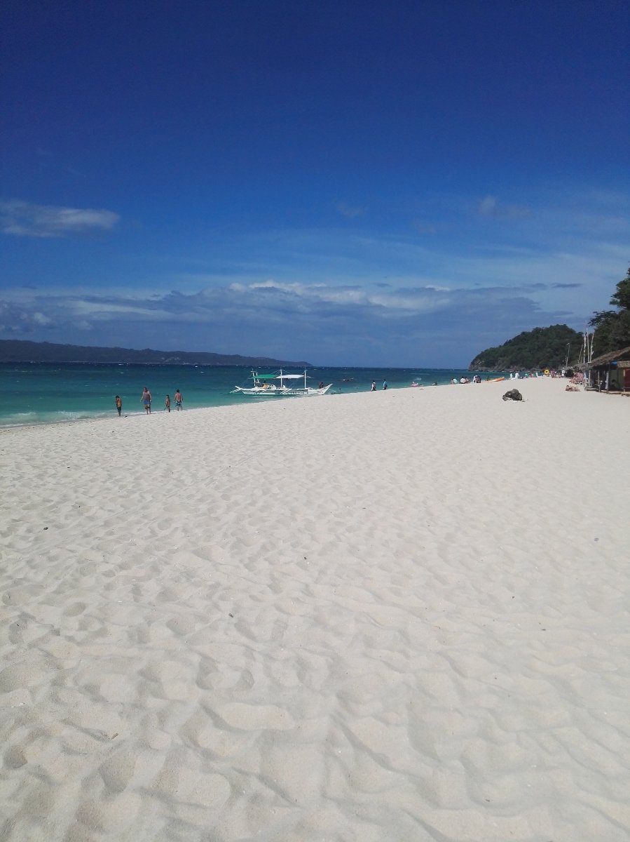 The white sand of puka beach