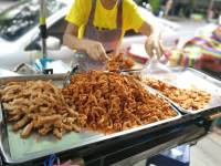 #streetfood #thaifood #exoticfood #worms #fried #musttry #whwninthailand