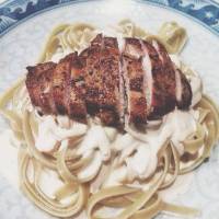 oregano x pepper chicken over spinach pasta with garlic alfredo sauce