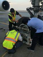 remove  replace nose landing gear tires boeing 777 300er