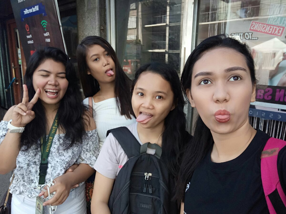 When we feel pretty, we capture the moment Now, I wonder why I got weird friends 