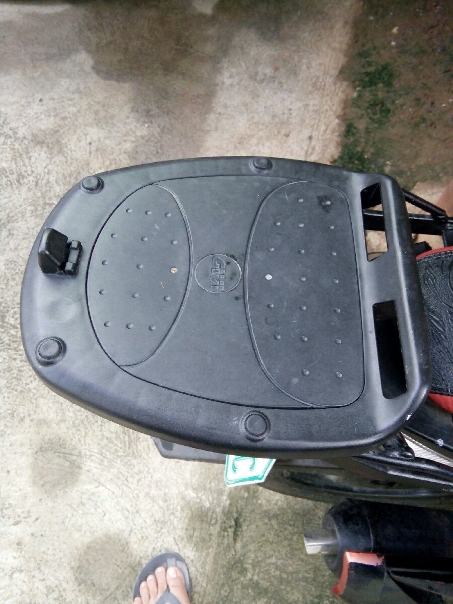 Cargo box holder