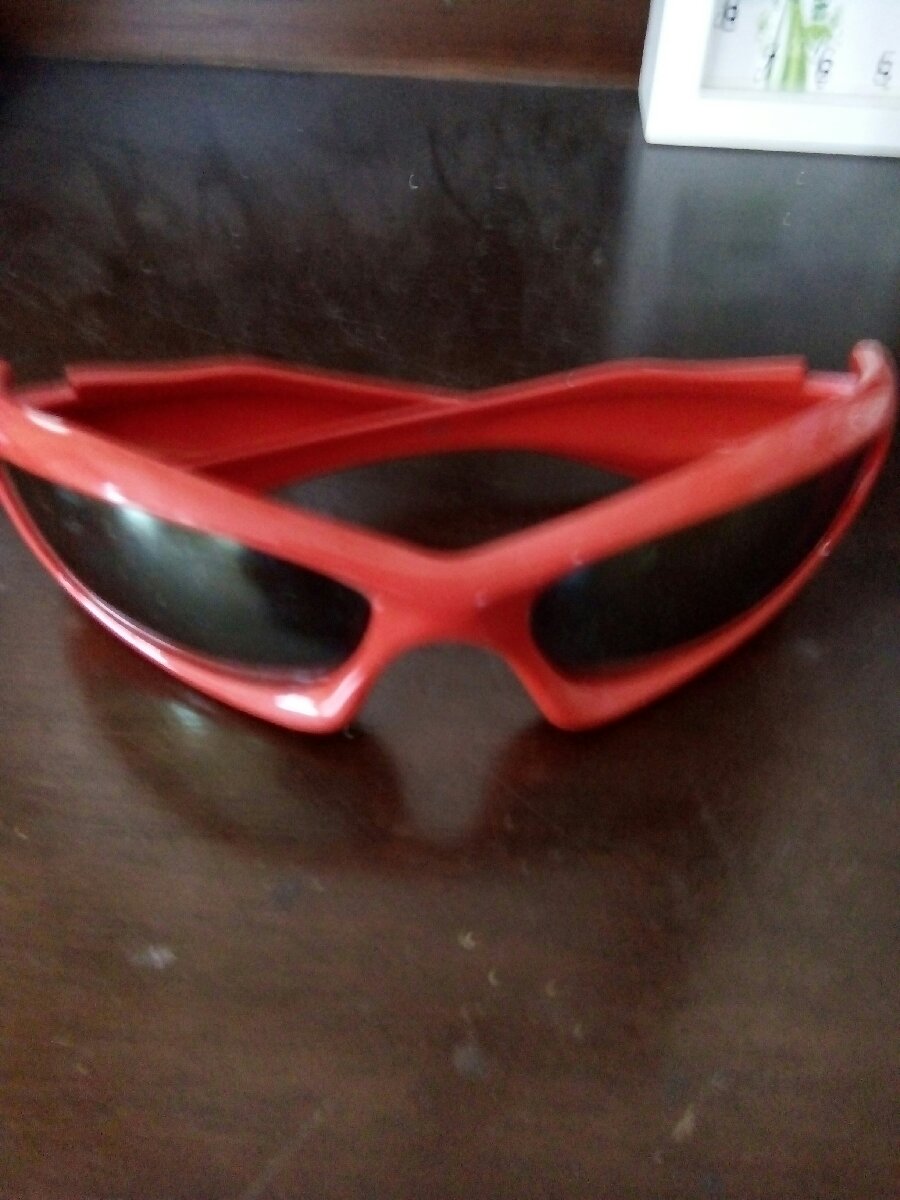 Red goggle