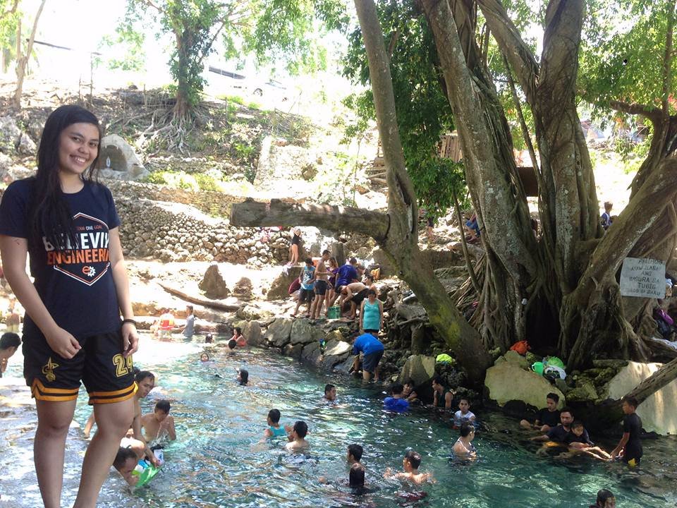 Guiwanon Cold Spring. Many people enjoying their swimming. 