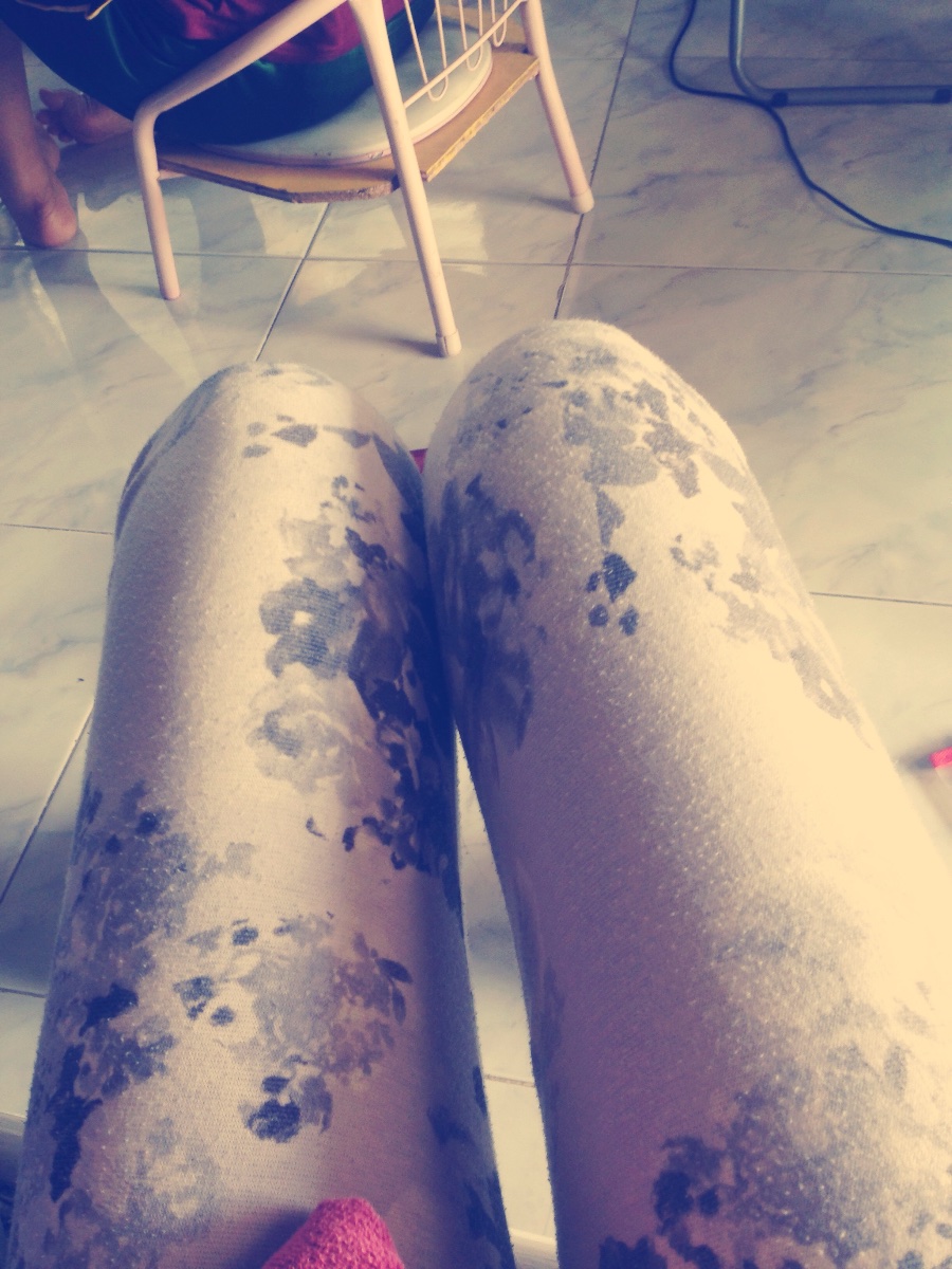 Black and white flower designed leggings