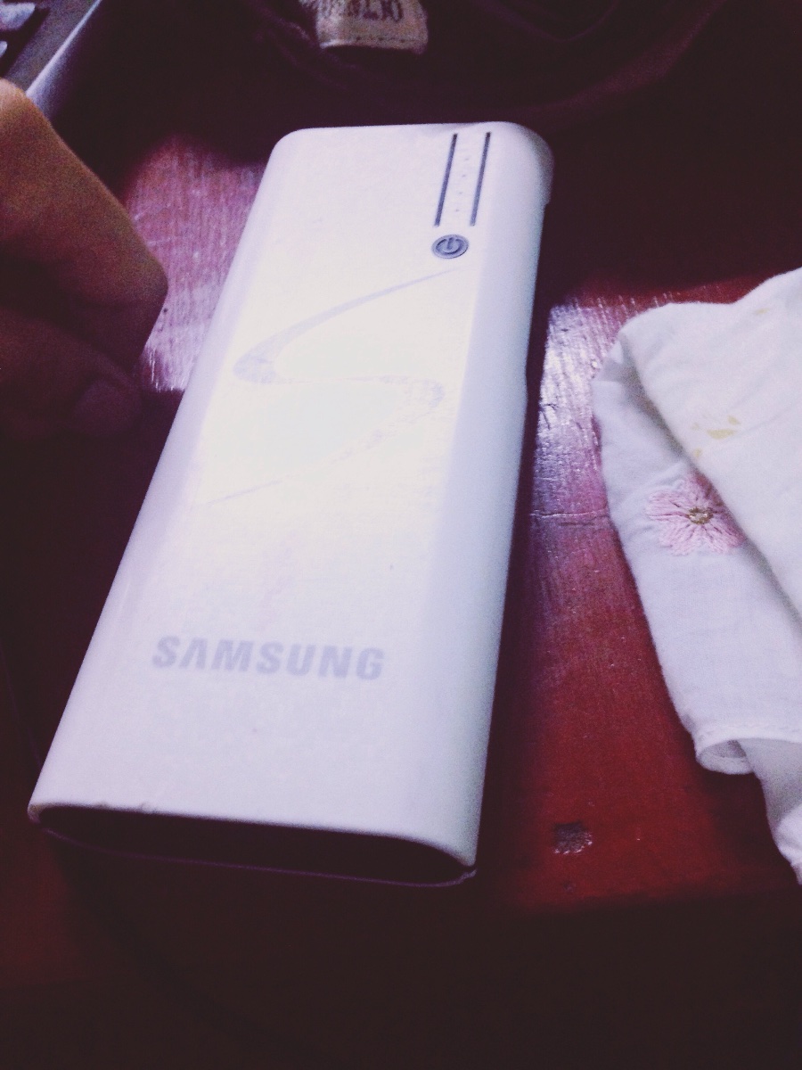 White, powerbank, samsung