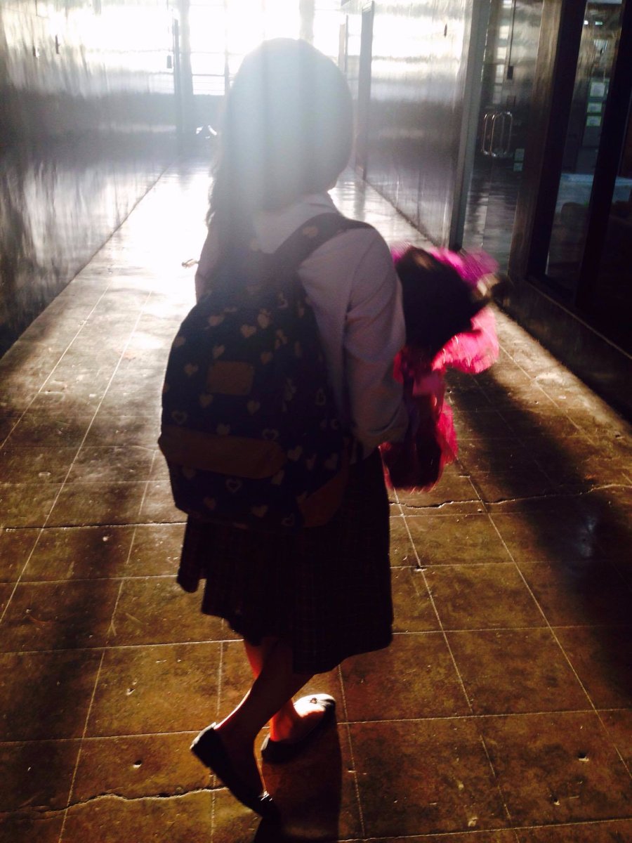 girl, bringing, a, bouquet, of, flowers