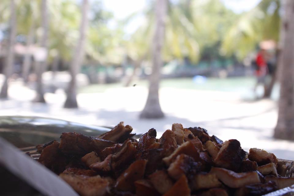 grilled, pork, for, lunch, at, the, beach, chillin