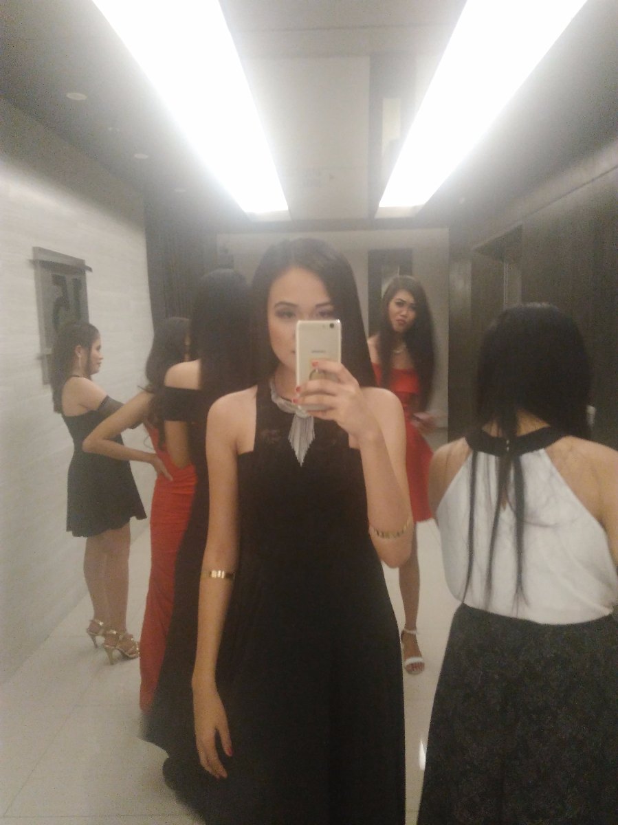 mirror selfie, char