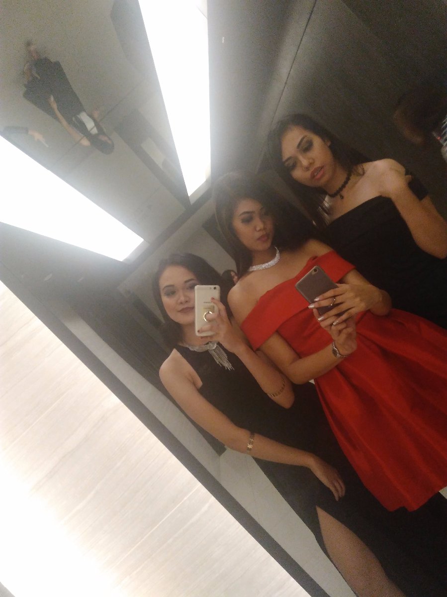 the three of us squad friendships mirror groufie