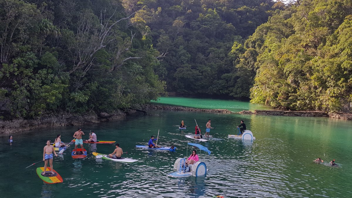 Friends having fun paddling at Sugba Lagoon #SugbaLagoon #wheninsiargao