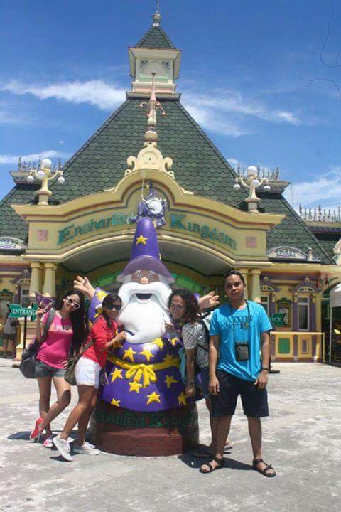 Group hug with Eldar #friends #enchantedkingdom