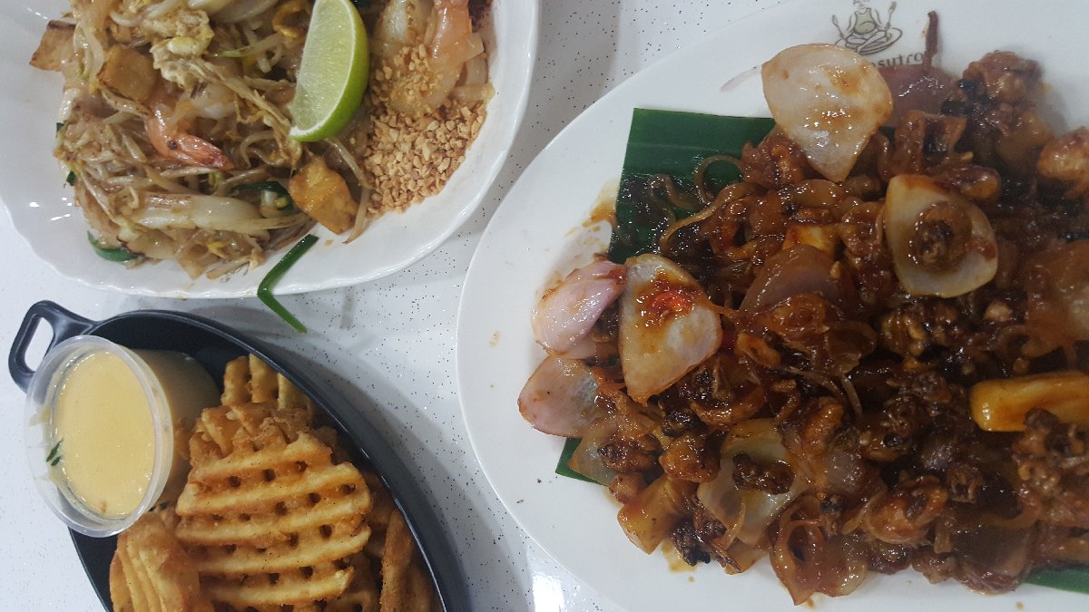 at Makansutra Squid CrisCrossPotato Padthai MakansutraSingapore Singapore WheninSG