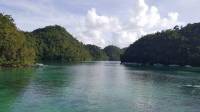 Friends having fun paddling at Sugba Lagoon #SugbaLagoon #wheninsiargao