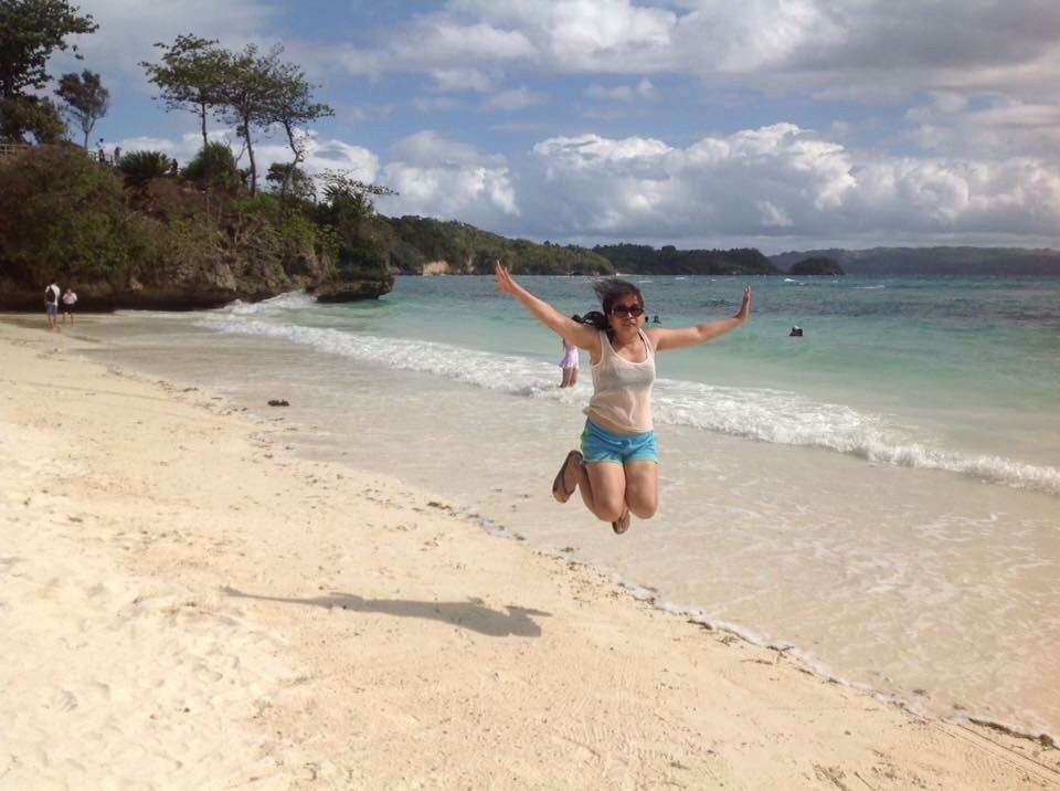 She loves to fly on the beach, Sand so white, wind so refreshing