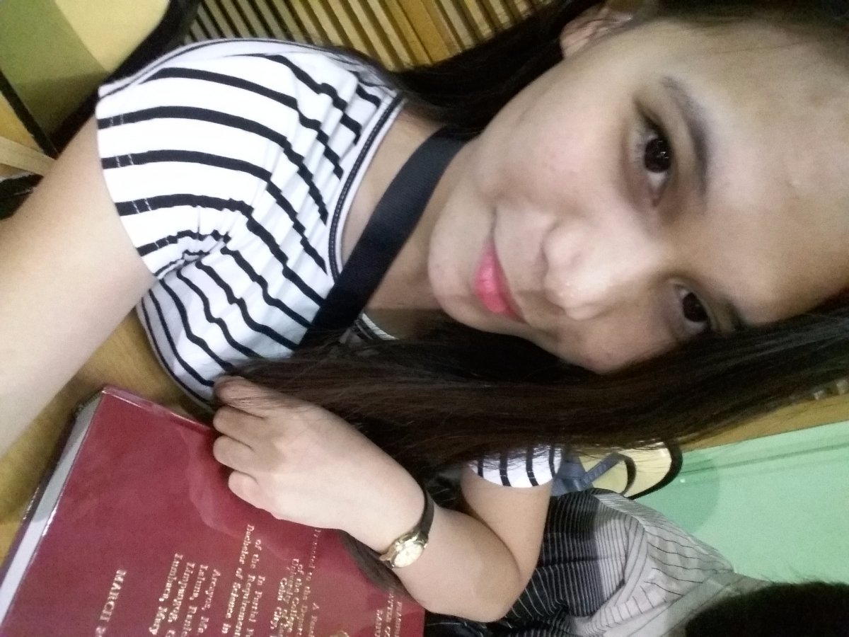 Elenas selfie with the book, stripes