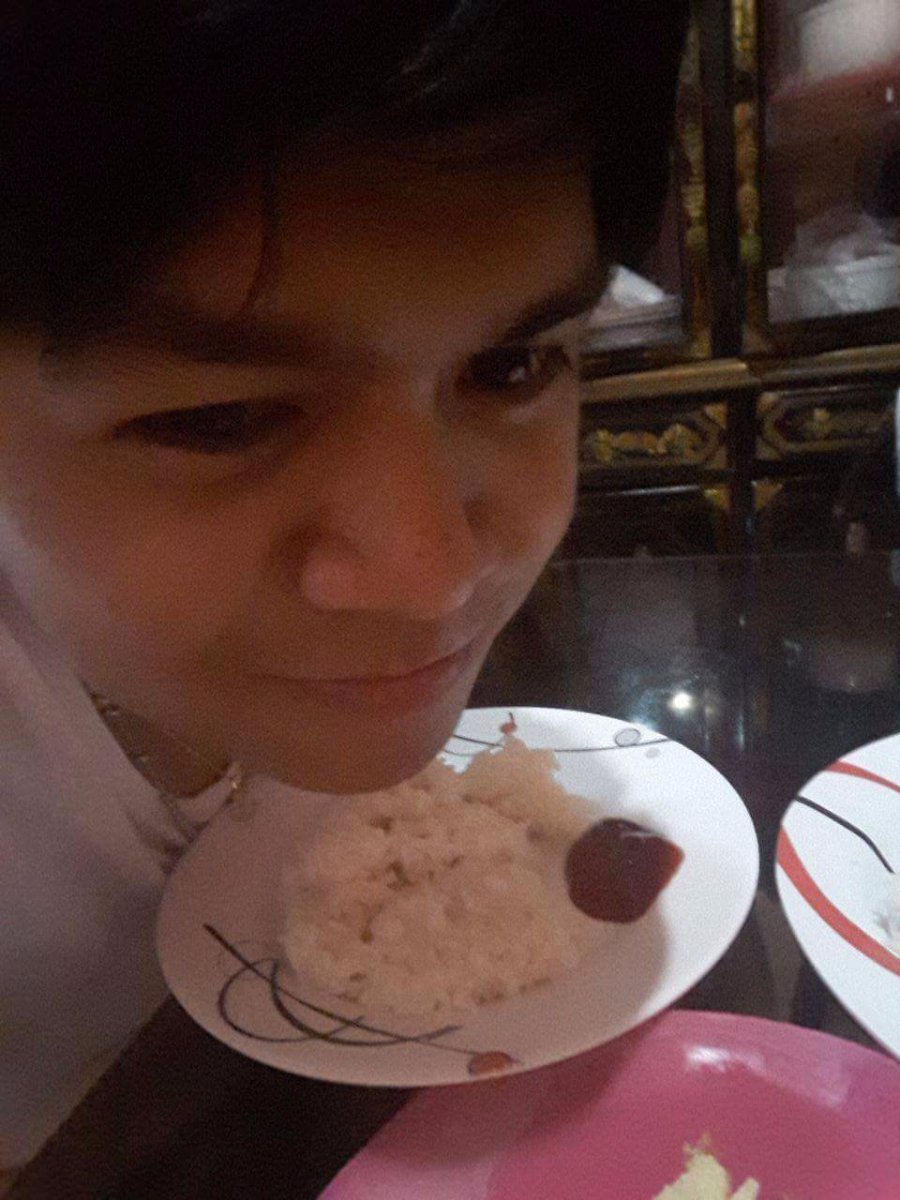 Hi babe, eating selfie