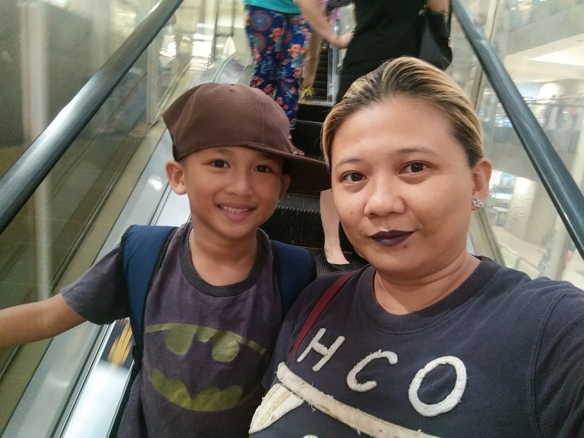 escalator selfie