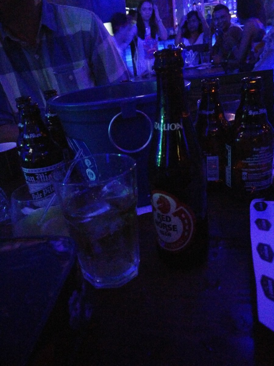 red horse, Pilsen, vodka, drinks