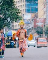 Custome marathon , wearing sarong as the theme