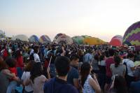 crowd waiting for the hot air balloon event
