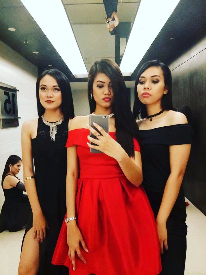 Elegance is the physical quality, girlfriends, acquaintance party