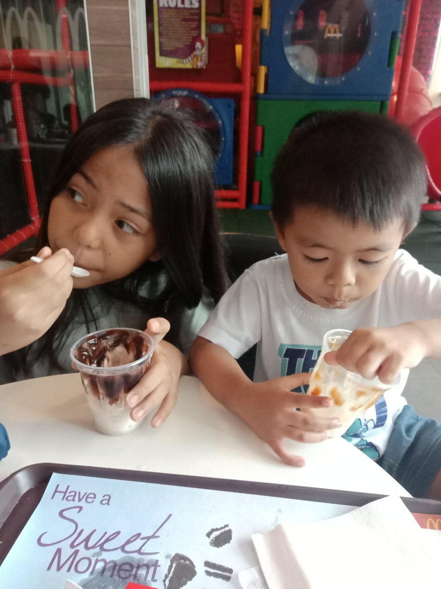 Enjoyin their ice cream
