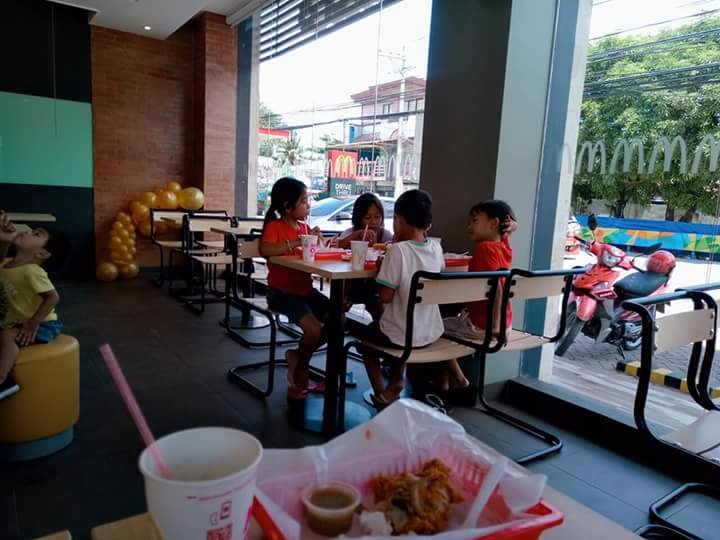 Kiddos eating McDo