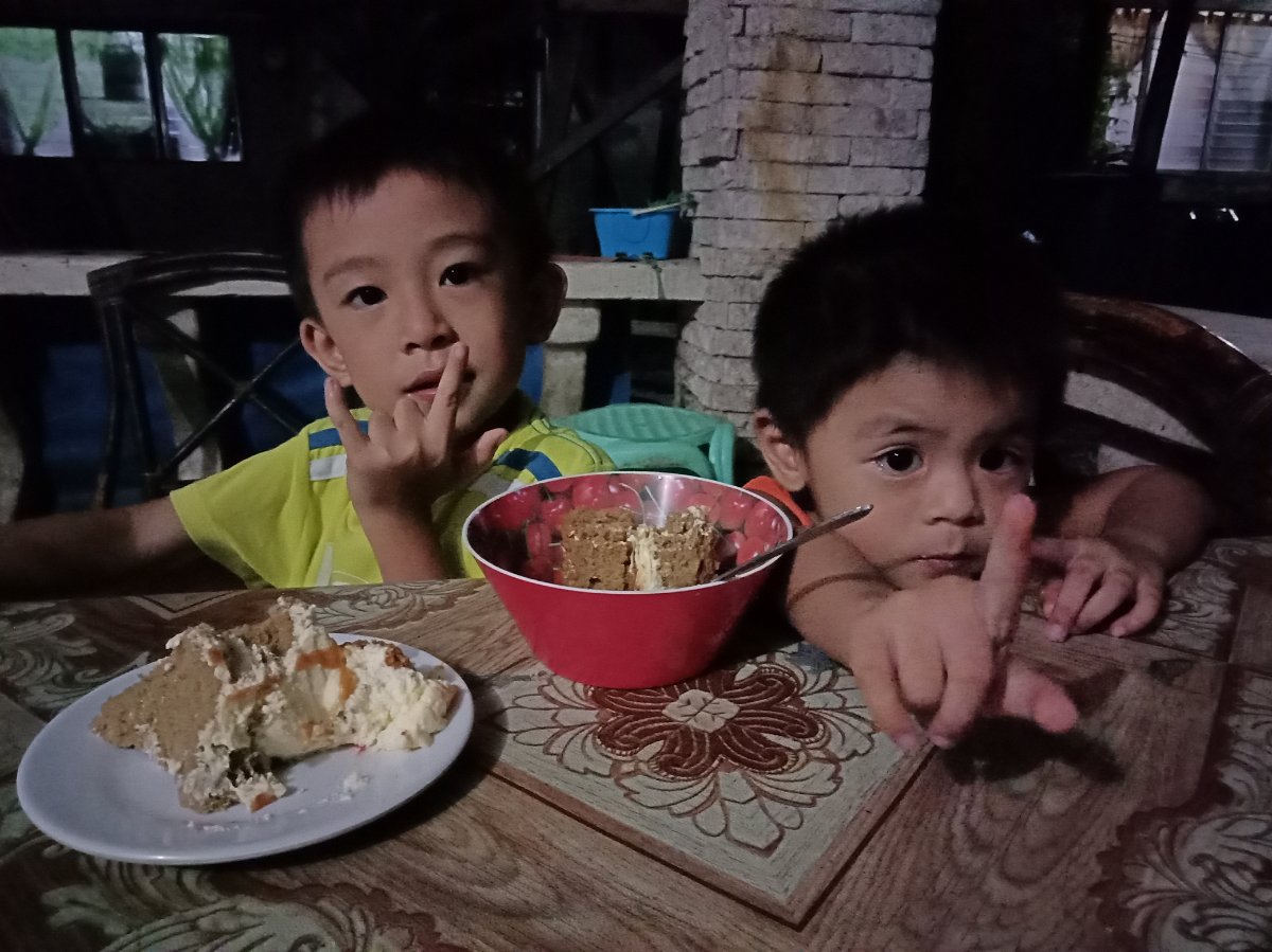 Kiddos eating cake