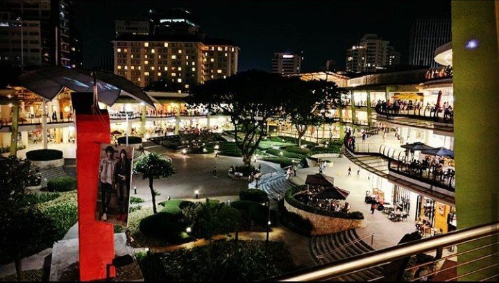 Night strolls at ayala