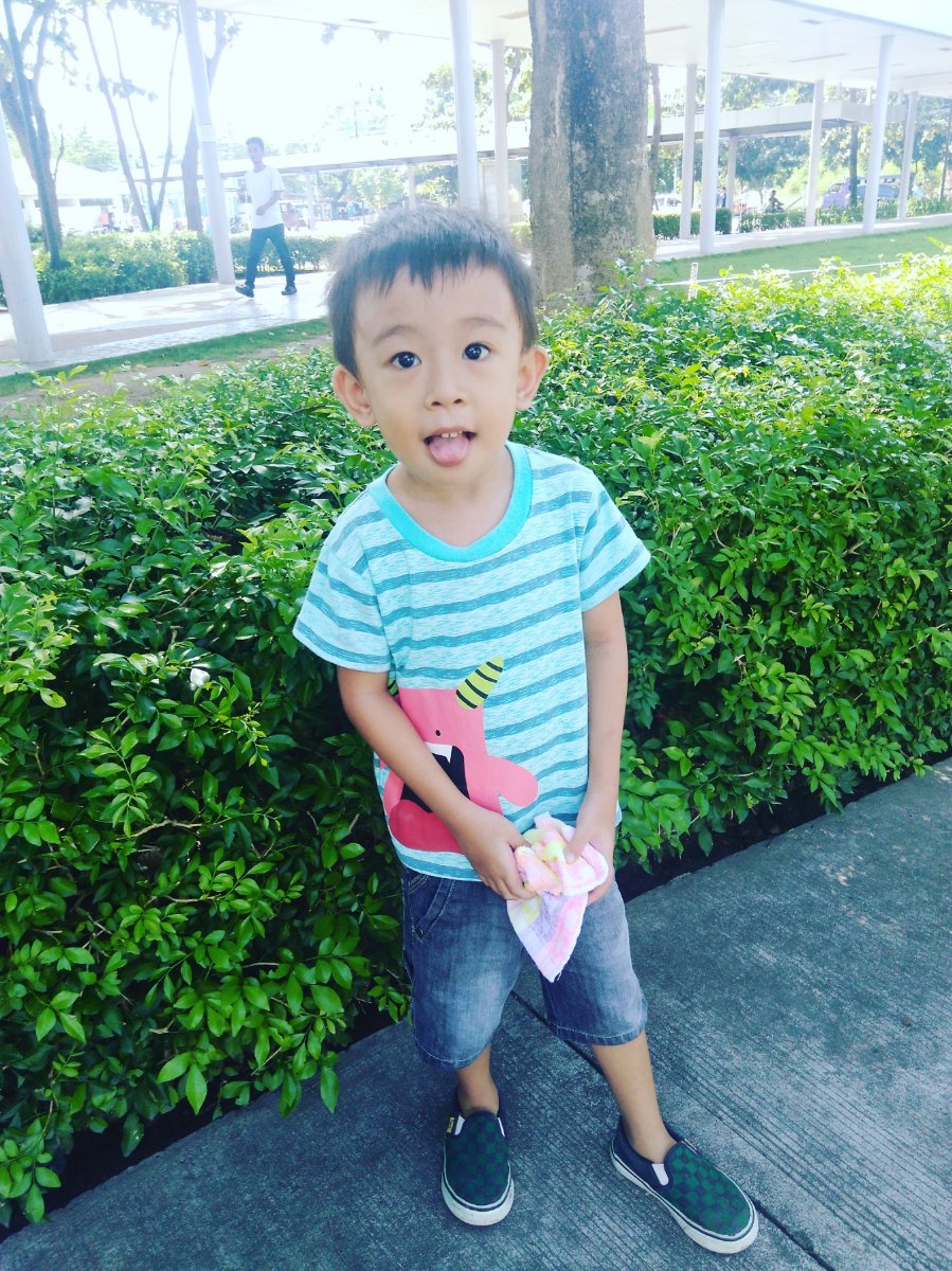 Wacky, tongue out, baby gaven