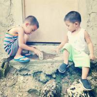 The kiddos, playin