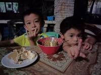 Kiddos eating cake