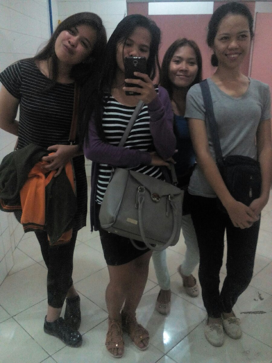 that mirror groufie with them 