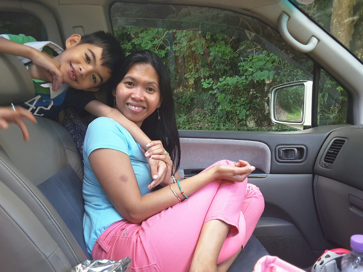 lunch in the car, bored kids, posing mama