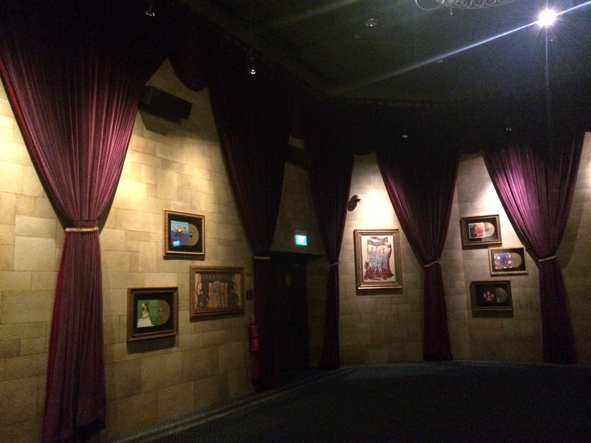 donkey live, universal studios singapore, travel, relax, beautiful