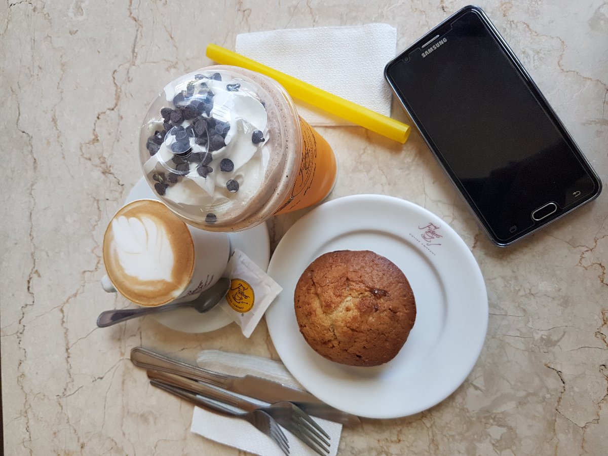 Figaro, coffee, muffin