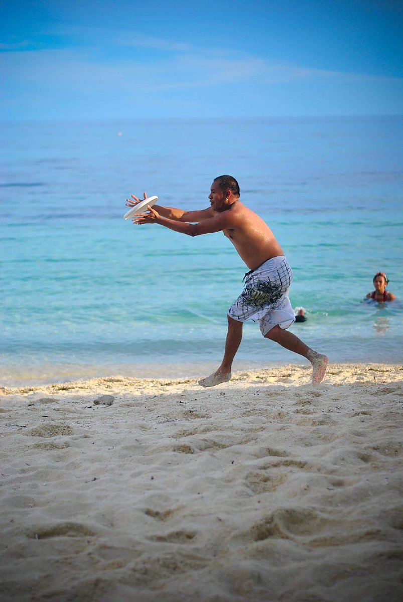 #frisbee #frisbeebythebeach #swimming #sportysummer #beachsports