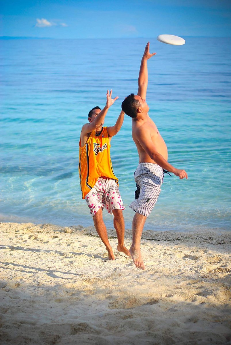 #frisbee #frisbeebythebeach #swimming #sportysummer #beachsports