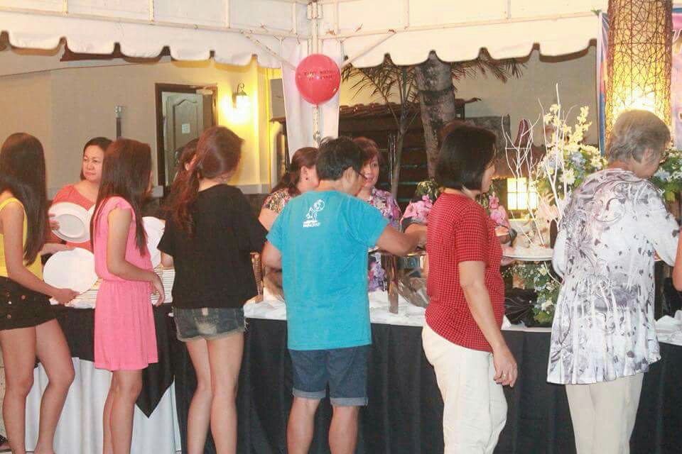 line for food 