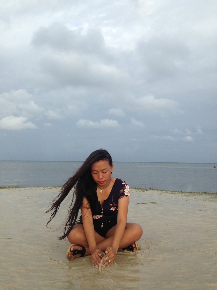 She let the wind blew her hair. 