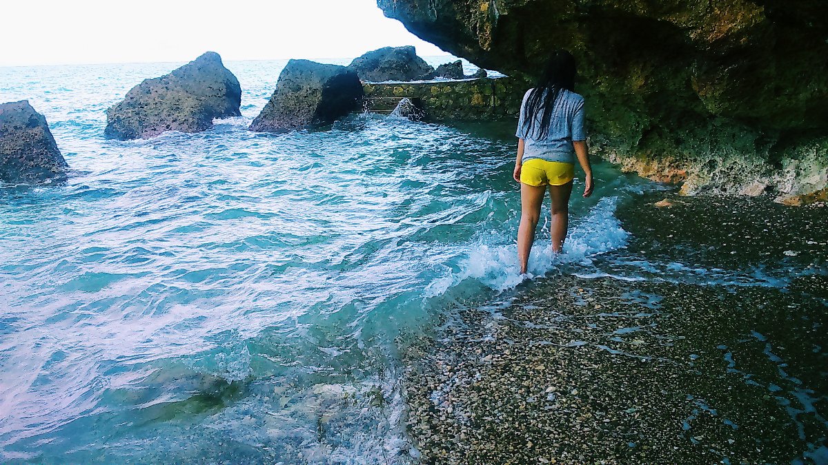 The waves of the sea help me find my direction. 