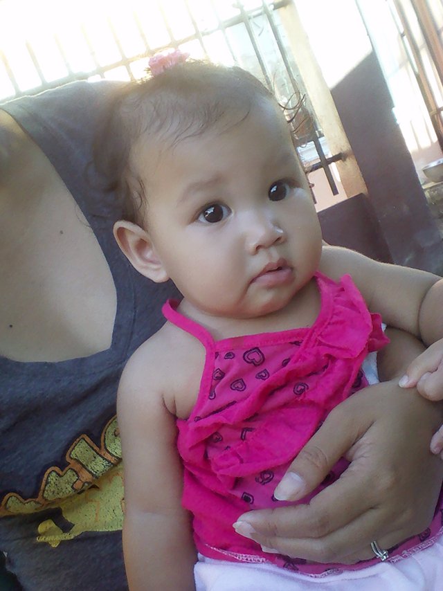 baby flor looking at  
