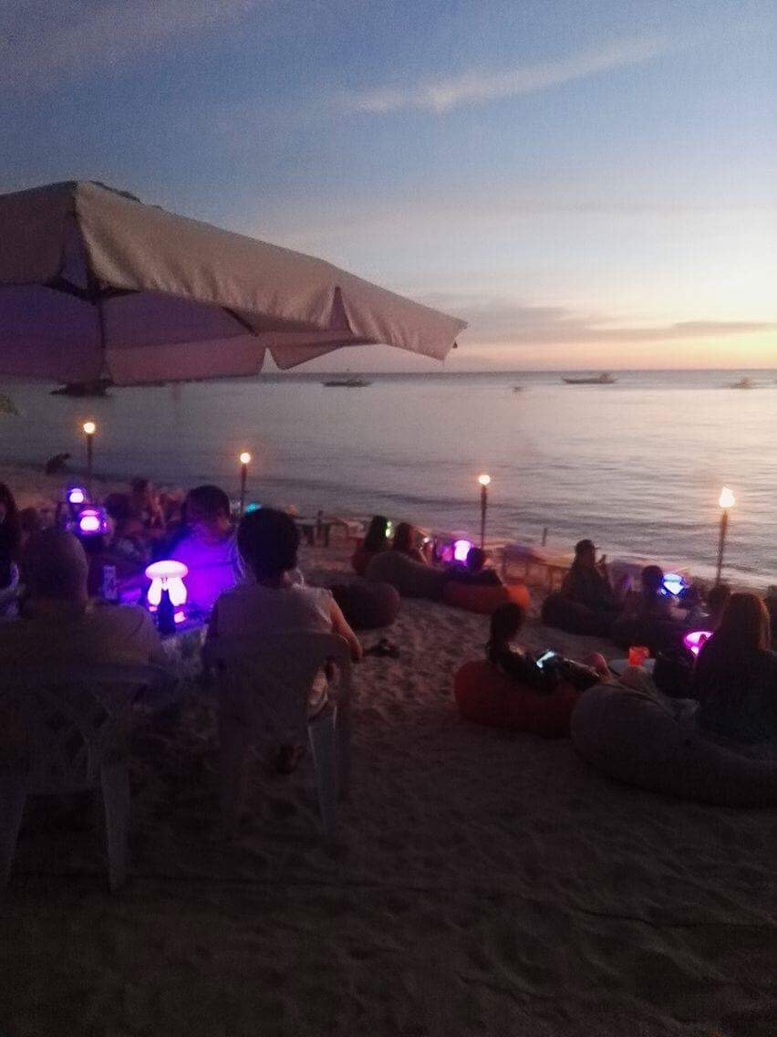 People chillin at the beach