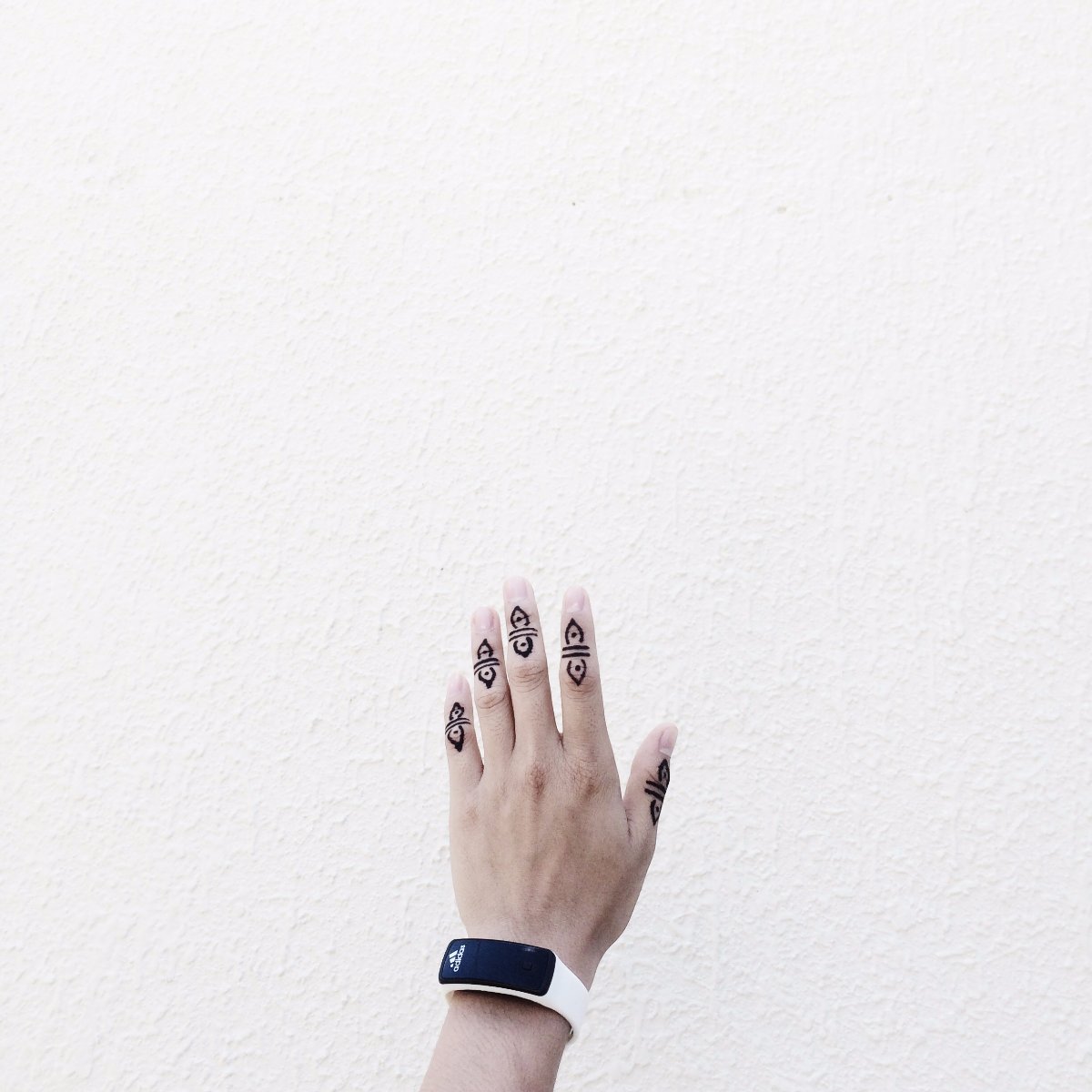 Henna, White Wall, Art