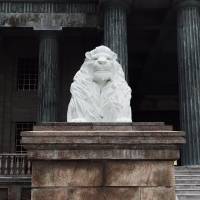 Lion, Statue