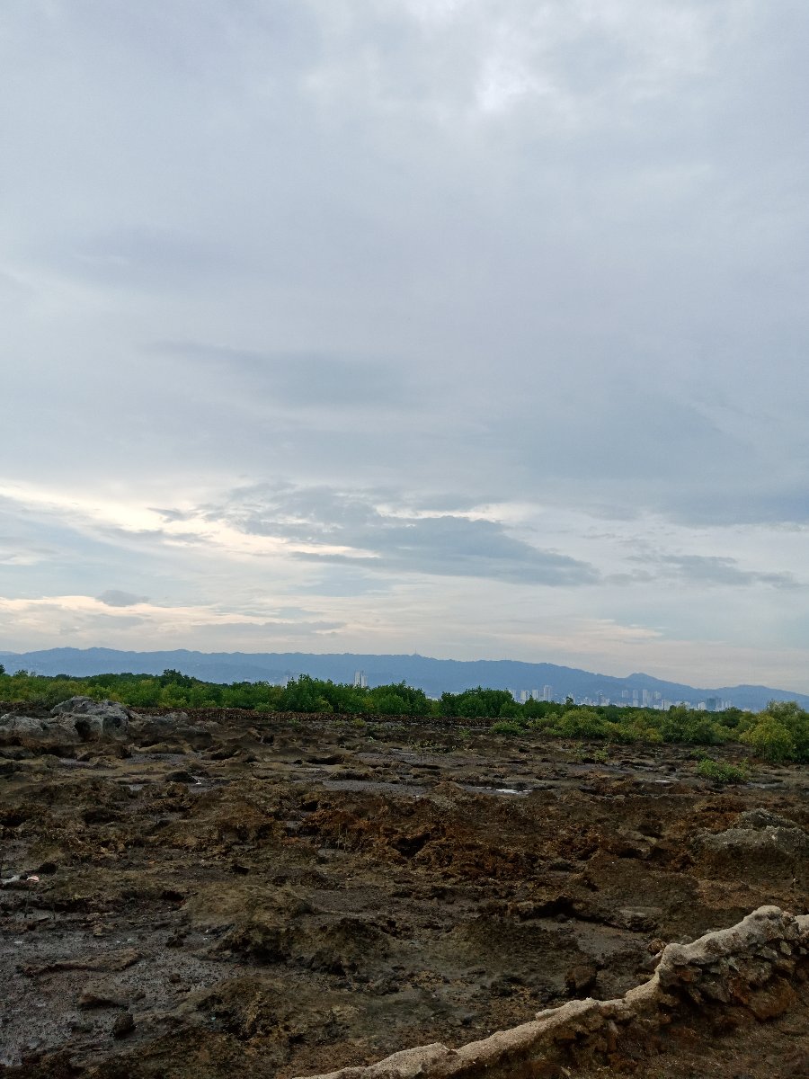 the sky and the ground in one photo